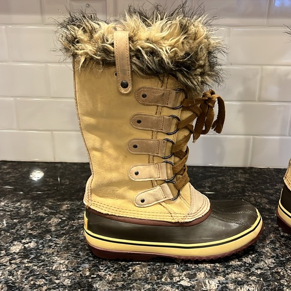 sorel boots - Picture 2 of 8